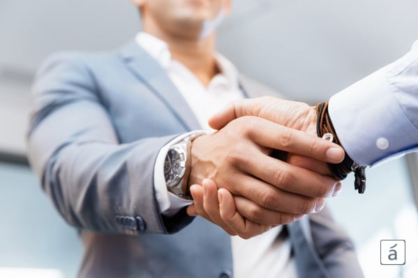Como debe ser un apreton de manos para generar confianza